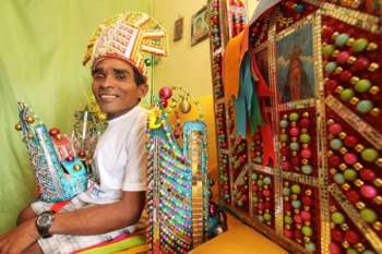 Mestre Cicinho era um artesão de mão cheia e referência na produção de chapéus de guerreiro