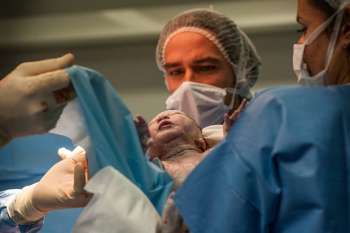 Mulher durante procedimento de cesárea em hospital (Foto: Albane Noor/BSIP) 