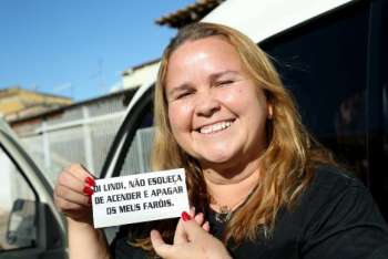 Lindi Silva fez adesivos para lembrar de acender e apagar o farol de seu carro. A partir do próximo dia 8 de julho, o uso do farol baixo durante o dia será obrigatório em todas as rodovias 