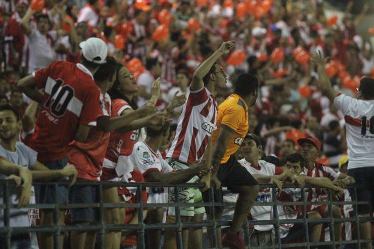 Torcida compareceu em bom número ao Rei Pelé. Foto: Douglas Araújo