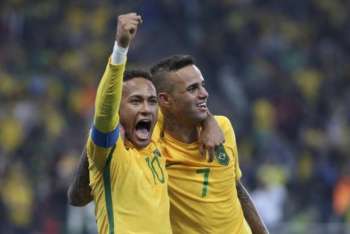 Neymar e Luan comemoram gol na vitória contra a Colômbia