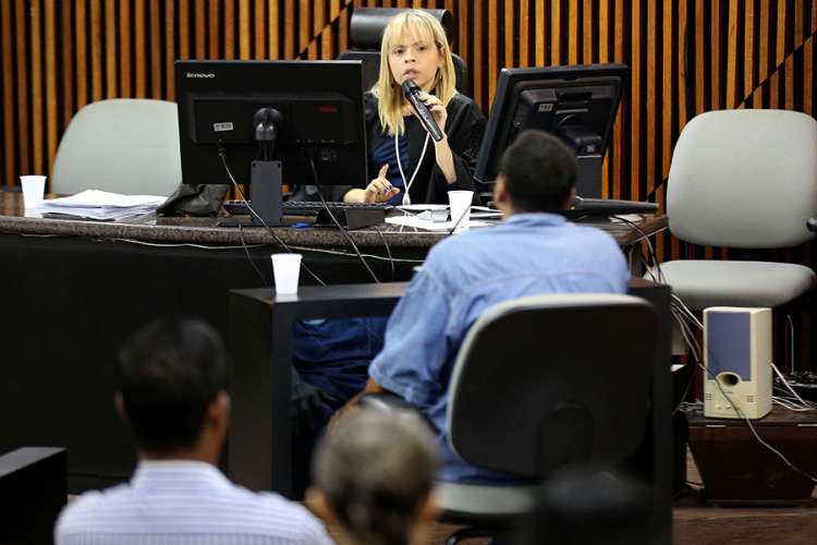 Juíza Lorena Carla, titular da 7ª Vara, interroga o réu.