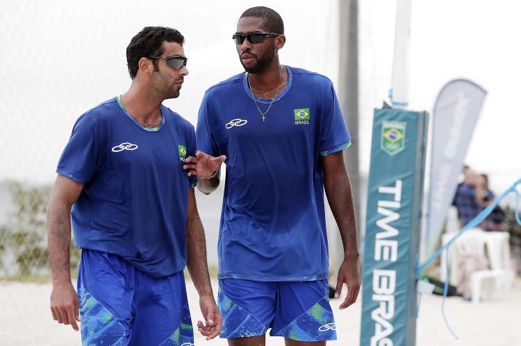 Pedro Solberg e Evandro durante treinamento na Urca 