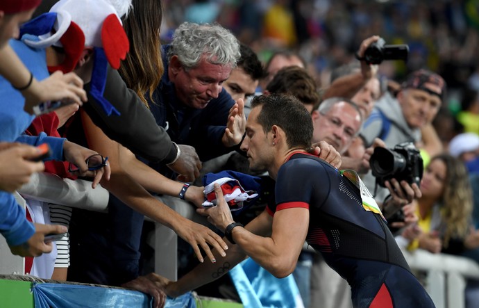 Renaud Lavillenie é consolado após perder a medalha de ouro no salto com vara