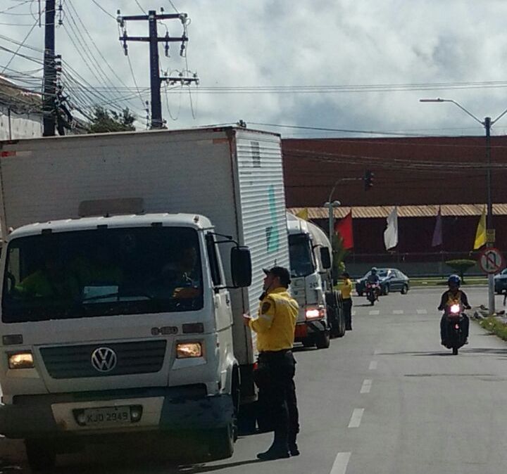 Portaria seguida de lei municipal proíbe a circulação de veículos com CMT acima de 5 toneladas no trecho entre o Makro/Tupan e a Praça do Centenário, das 6h às 9h e das 17h às 20h