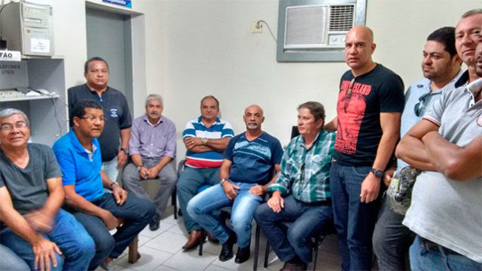 Delegados e policiais civis durante reunião na sede da regional de Batalha