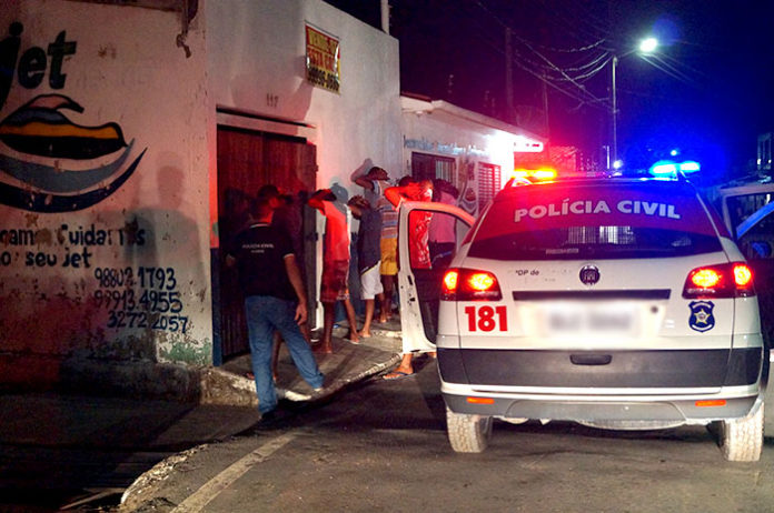 Policiais realizam abordagens em uma ação preventiva na Barra de São Miguel