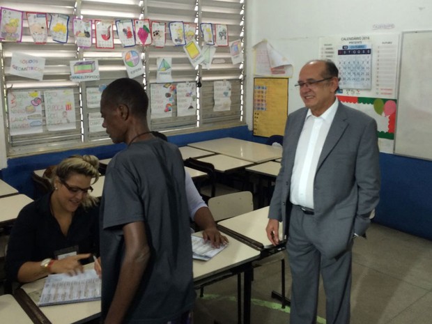 Ministro Gilmar Mendes acompanha a abertura da votação na Cidade de Deus, no Rio 