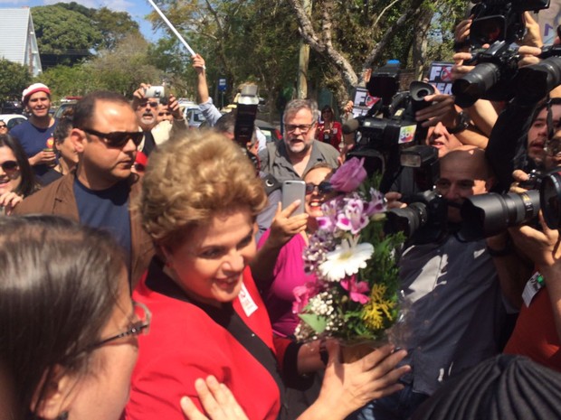 Dilma recebe flores antes de votar em Porto Alegre