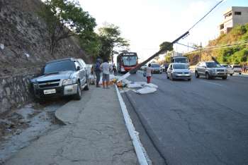 Após acidente, poste e rede elétrica ameaçam cai na Avenida Leste-Oeste