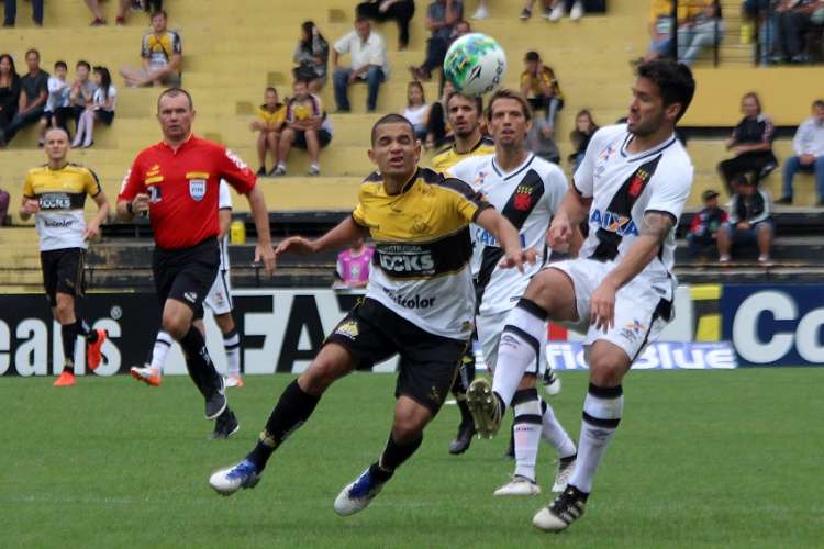 Expulso, Luan é desfalque certo do Vasco contra o Ceará