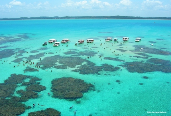 Com suas diferentes tonalidades, mar da Maragogi continua encantando e sendo uns dos destinos mais procurados pelos visitantes