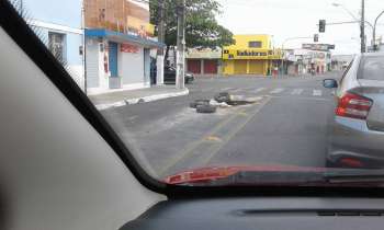 Buraco formado na Rua Cabo Reis