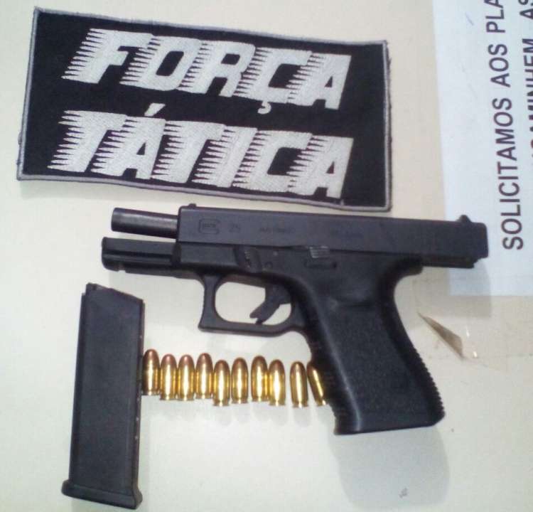 Pistola apreendida com o suspeito