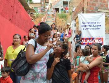 Ana Claudia dos Santos agradeceu pela oportunidade da filha ter óculos novos e assim corrigir os problemas de visão da menina. Foto: Carla Cleto