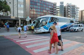 Ônibus de turismo na orla de Maceió Foto: Marco Antônio 