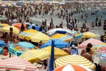 Praia de Copacabana durante o verão, no Rio de Janeiro 