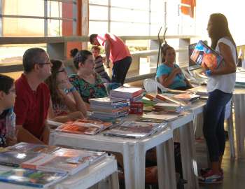 Troca de livros é uma alternativa para quem quer economizar com material escolar