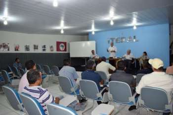 Diretor-presidente do Iteral, Jaime Silva, dialoga com agricultores para solucionar irregularidades  