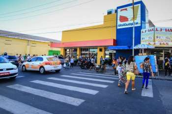 Pedestres atravessam com segurança no bairro do Jacintinho. Foto: Pei Fon/ Secom Maceió 