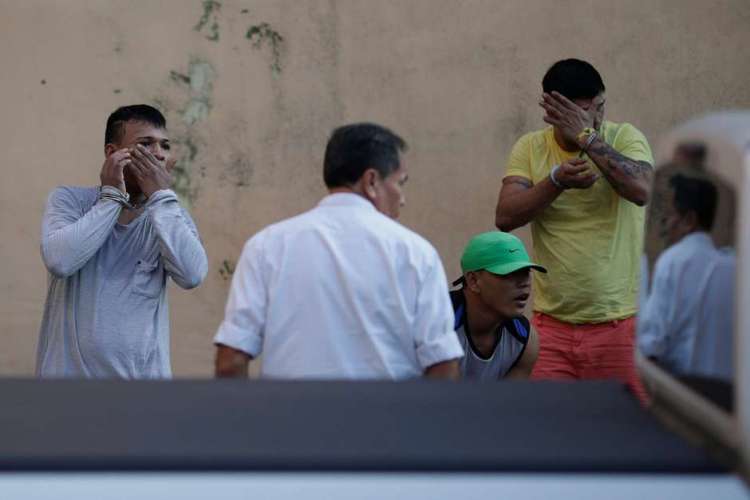 Presos são transferidos após rebeliões em cadeias de Manaus.