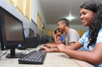 Ao todo, o Governo de Alagoas, por meio da Seduc, distribuirá três mil novos computadores para as escolas estaduais