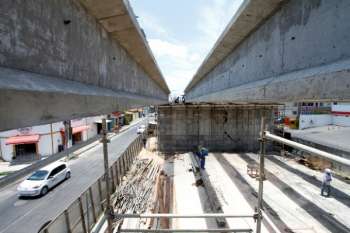 Estrutura do viaduto de Jacarecica, uma das obras da duplicação da AL-101 Norte, avança nesta semana para base de sustentação da laje do elevado