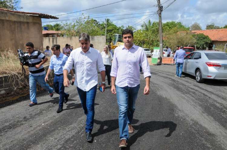 Prefeito Rui Palmeira vistoria obra de pavimentação na Rua dos Guaranis. 