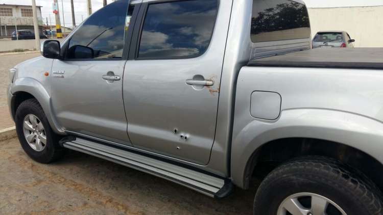 Carro do militar com perfurações à bala