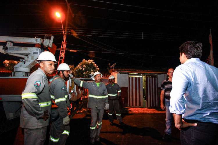 Rui Palmeira vistoria a nova da iluminação de LED no povoado de Saúde.  Foto: Pei Fon/ Secom Maceió