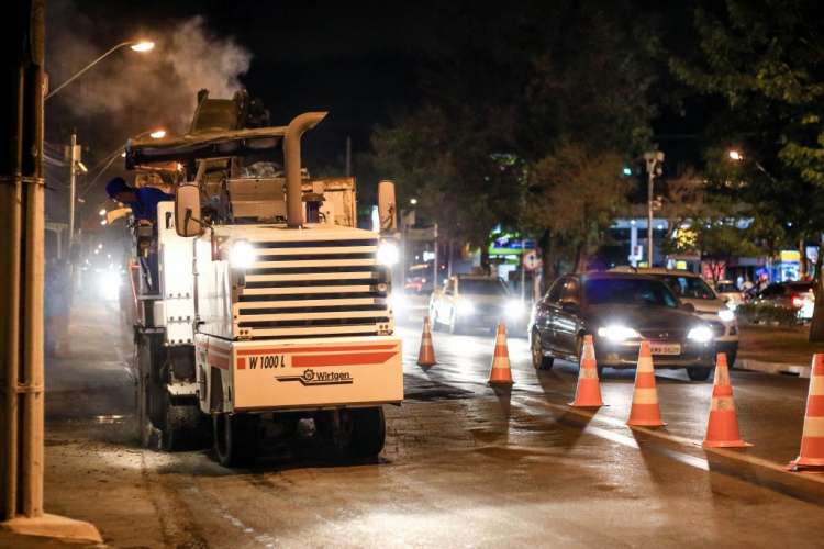 Trabalho na Fernandes Lima érealizado à noite para não prejudicar a fluidez do trânsito