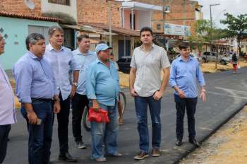 Prefeito Rui Palmeira vistoria pavimentação no Ouro Preto