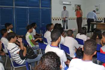 Servidora Ana Valéria destacou a importância de debater o tema com os adolescentes.