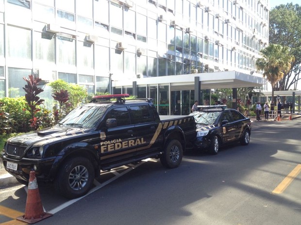 Viaturas da Polícia Federal no Ministério da Agricultura