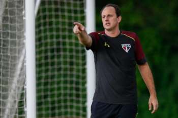 Ceni entrega a taça para Lucas na final da Sul-Americana 2012 contra o Tigre Ceni e Lucas