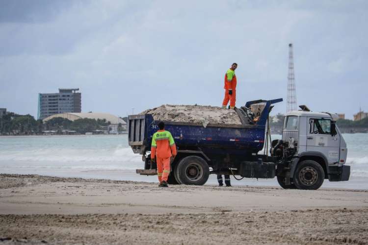 Mutirão da limpeza na orla da praia da Avenida.