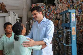 Prefeito conversa com trabalhadora da Coprel.