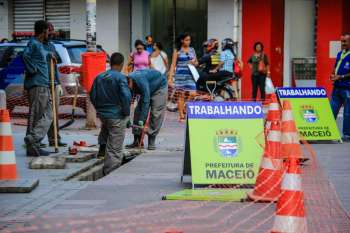 Prefeitura está fazendo reparos no calçadão.