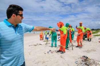 Rui Palmeira vistoria o mutirão da limpeza na orla da praia da Avenida.