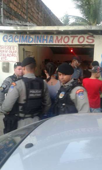 Jovem é assassinado a tiros em frente a oficina no bairro do João Sampaio