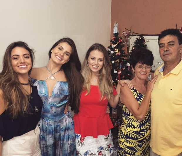 Camila Queiroz com a família