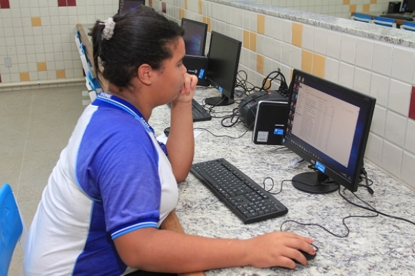 Dedicação integral de alunos aos estudos e atividades extra-curriculares é uma das apostas do Estado para redução da criminalidade