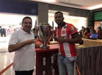 Marcos Barbos e Zé Carlos ao lado da taça do Tri