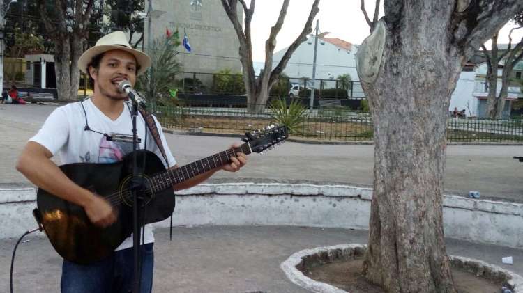 PC LAMAR cantando na Praça Deodoro