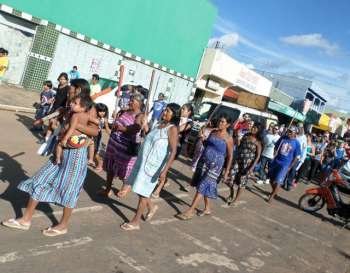 Protesto dos indígenas contou com participação de moradores em Colíder