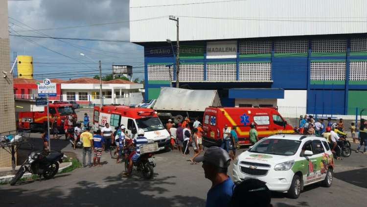 Acidente deixou ao menos seis feridos