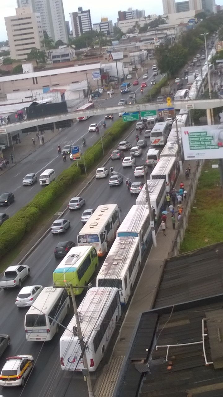 Transportadores escolares ocupam a faixa azul na F. Lima