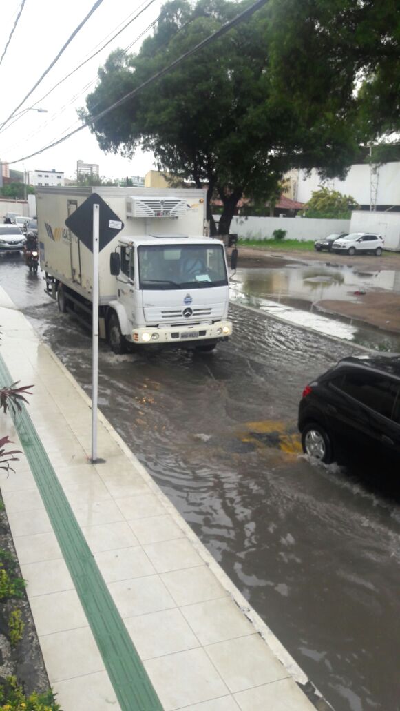 Chuvas voltam a alagar as ruas da cidade