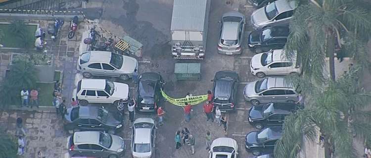 Manifestantes impedem saída de caminhão de diretório do PMDB