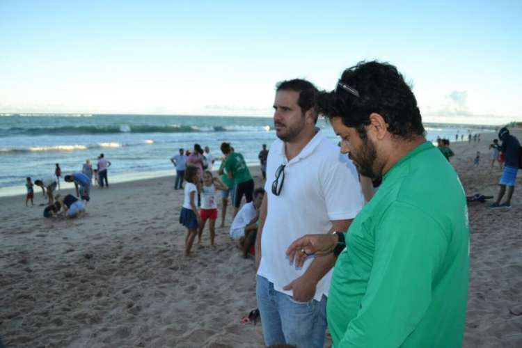 Gustavo Acioli Torres e Bruno Stefanis durante recente soltura de tartarugas no local onde a Arie deve ser criada. 